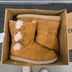 UGG Koolaburra Suede and Shearling Short Boots w/ Bows in Chestnut. Size 8